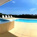 Garden Retreat Steps From The Pool شقة بيبيوني