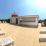 شقة Garden Retreat Steps From The Pool *