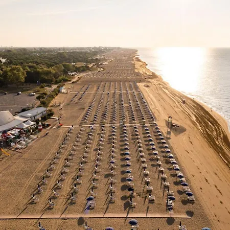 Garden Retreat Steps From The Pool Apartment