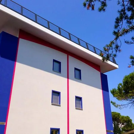 Garden Retreat Steps From The Pool