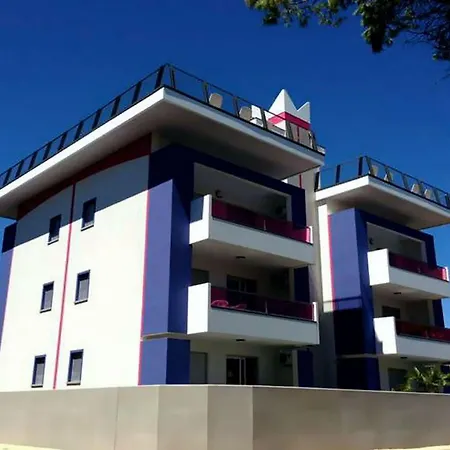 Garden Retreat Steps From The Pool شقة بيبيوني