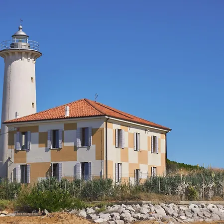Garden Retreat Steps From The Pool شقة