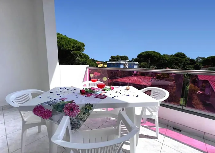 Garden Retreat Steps From The Pool شقة *